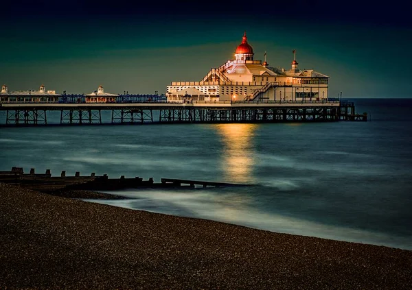 Cais Eastbourne Cercado Pelo Mar Com Longa Exposição Noite Inglaterra — Fotografia de Stock