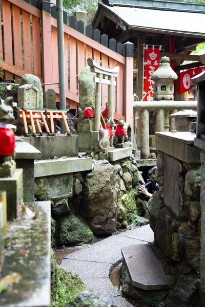 京都の鳥居と狐の彫刻がある伏見稲荷大社公園への道 — ストック写真