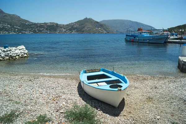 Een Kleine Boot Oever Boten Het Meer — Stockfoto