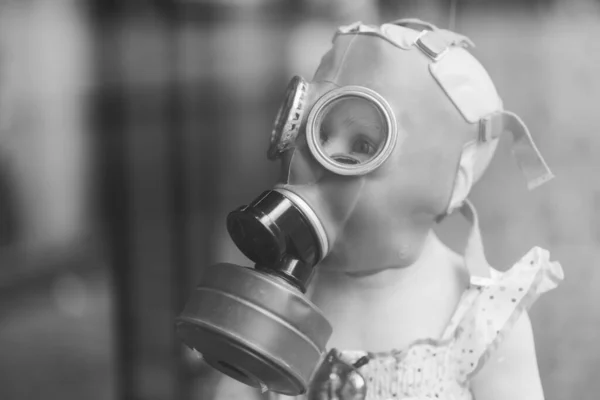 Tiro Escala Cinza Uma Criança Usando Uma Máscara Respiradora Rosto — Fotografia de Stock