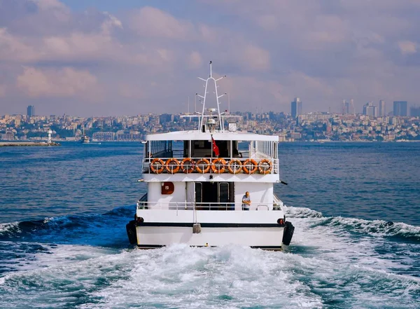 Den Fascinerande Utsikt Över Båten Bosporen Med Byggnader Bakgrunden Istanbul — Stockfoto