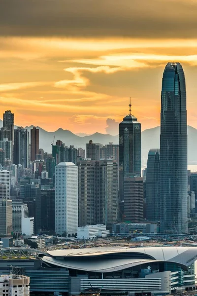 Egy Függőleges Lövés Felhőkarcolók West Kowloon Hong Kong Alatt Narancssárga — Stock Fotó