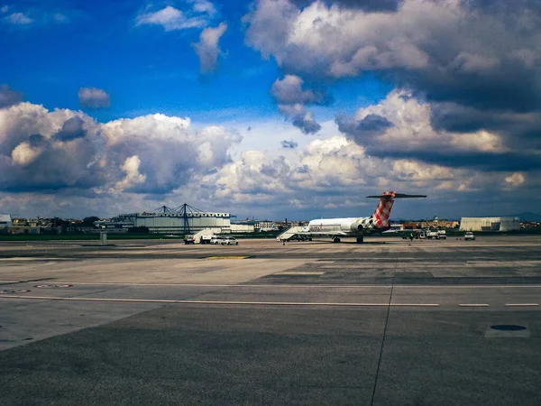 Belo Tiro Uma Pista Aeroporto Com Avião Branco — Fotografia de Stock