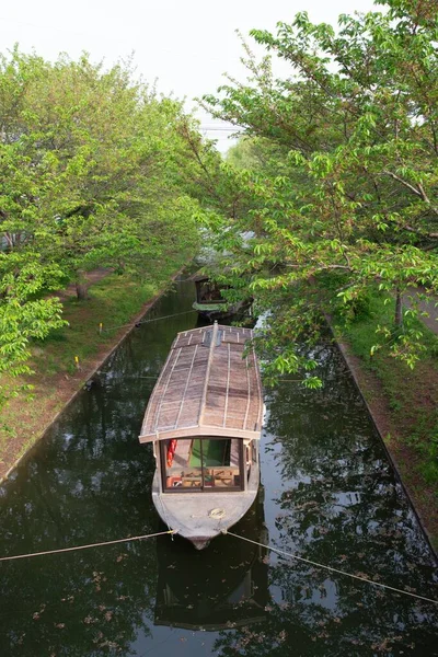 運河上のツアーのシカラ船の垂直ショット — ストック写真