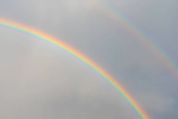 ドイツ フランクフルトの灰色の曇り空の背景に虹の美しいショット — ストック写真