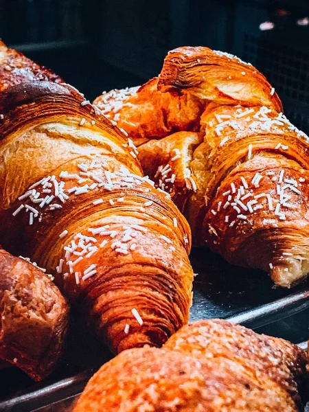 Egy Függőleges Magas Szögű Felvétel Néhány Finom Croissant Fém Tálcán — Stock Fotó