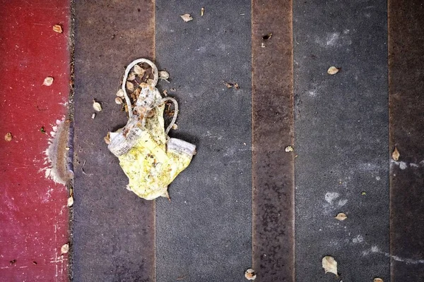 Bovenaanzicht Van Een Vuil Gezichtsmasker Grond — Stockfoto