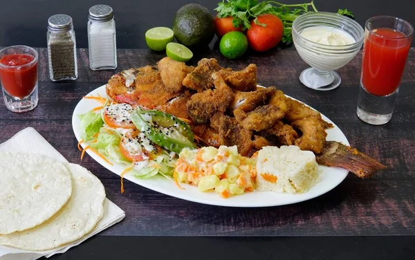 Sabroso Plato Mexicano Cocinado Con Pescado Con Ensaladas Arroz —  Fotos de Stock