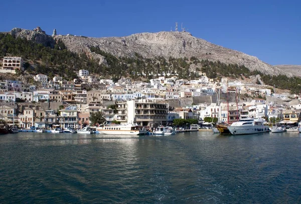 波西亚 希腊凯莫斯岛的港口 陡峭的山坡耸立在海滨之上 眺望下面的海湾 一个繁忙繁忙的港口 — 图库照片