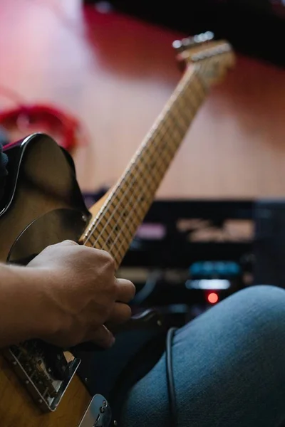 Sebuah Fokus Shot Dangkal Dari Gitar Listrik Tangan Seorang Pria — Stok Foto