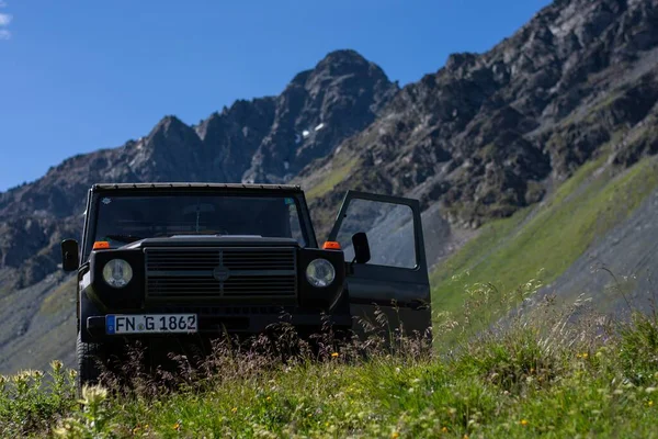 Starý Mercedes Benz Puch Leze Švýcarských Alpách — Stock fotografie