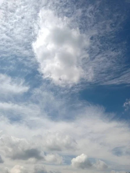 Het Betoverende Uitzicht Wolken Lucht Een Zonnige Dag Perfect Voor — Stockfoto