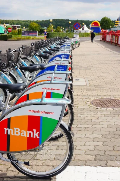 Poznan Polska Września 2015 Długi Rząd Rowerów Wynajęcia Logo Mbank — Zdjęcie stockowe
