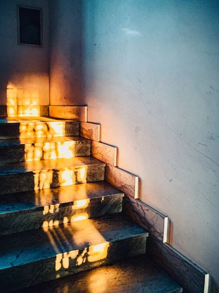 Μια Κάθετη Βολή Από Σκάλες Ένα Κτίριο Στο Φως Του — Φωτογραφία Αρχείου