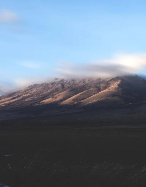 stock image The mesmerizing view of the mountain and the clouds