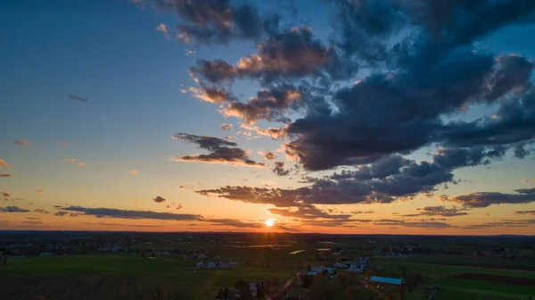 Eine Luftaufnahme Von Einem Feld Und Häusern Mit Einem Schönen — Stockfoto