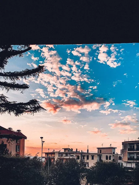 Vertical Low Angle Shot Amazing Cloudscape View City Buildings Foreground — Stock Photo, Image