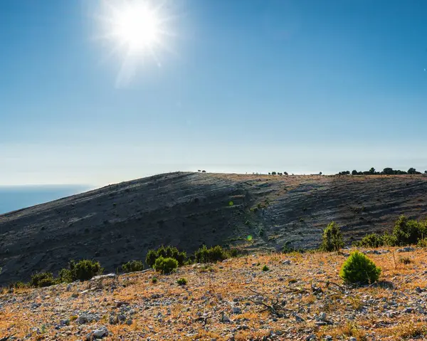 Die Landschaft Blick Auf Die Hügel Ufer Eines Ruhigen Sees — Stockfoto