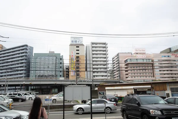 曇りの日に都市の建物 電気ケーブルと橋の景色 — ストック写真