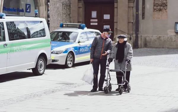 Munich Alemania Mayo 2020 Una Pareja Ancianos Con Máscaras Faciales — Foto de Stock