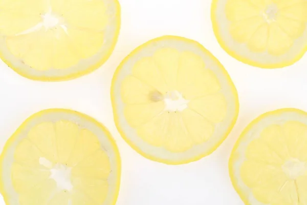 Eine Hochwinkel Nahaufnahme Von Frischen Zitronenscheiben Isoliert Auf Einer Weißen — Stockfoto
