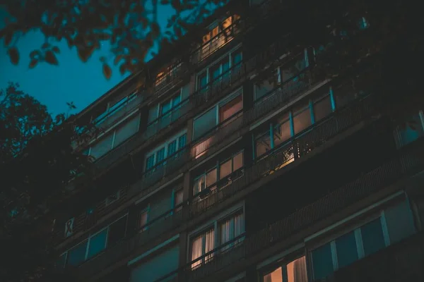 Ένα Πλάνο Ενός Κτιρίου Γεμάτο Μπαλκόνια Που Αιχμαλωτίστηκαν Βράδυ — Φωτογραφία Αρχείου