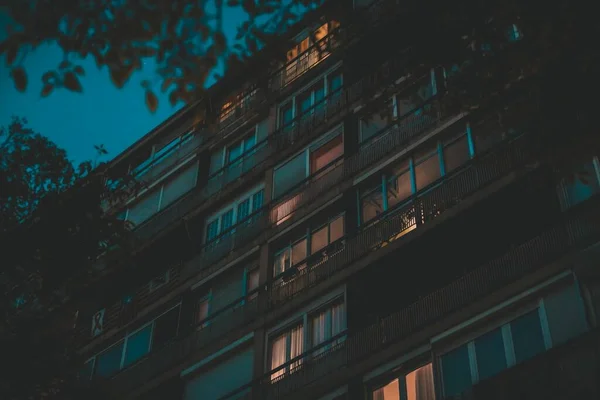 Plano Edificio Lleno Balcones Capturados Por Noche —  Fotos de Stock