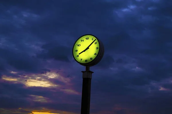 Eine Flache Aufnahme Einer Uhr Mit Gelbem Display Unter Gewitterwolken — Stockfoto