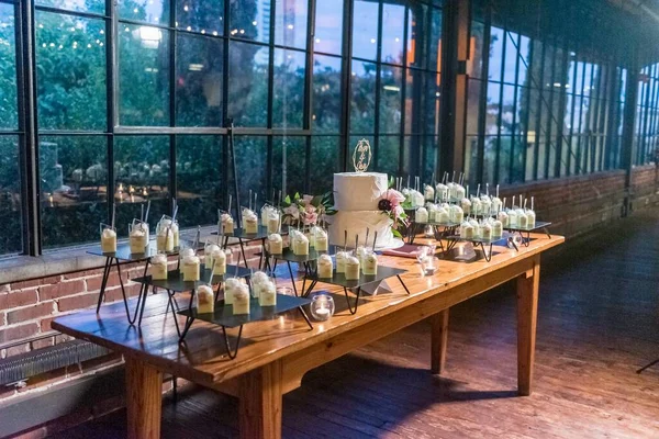 婚宴桌上摆满了美味的蛋糕 鲜花和蜡烛 — 图库照片