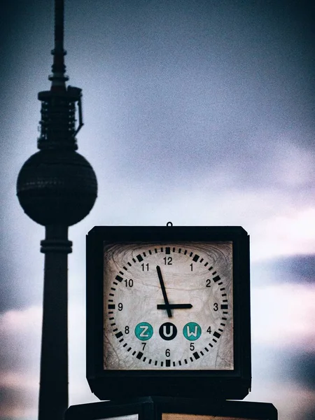Closeup Low Angle Shot Street Clock Berliner Fernsehturm Background — Stock Photo, Image