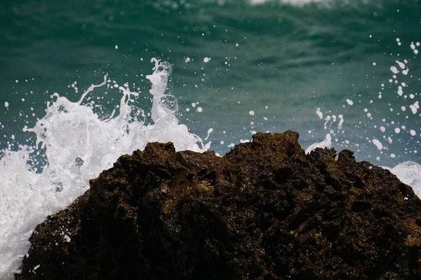 Волны Разбивающиеся Скалы Голубым Океаном Позади Пустой Пляж — стоковое фото