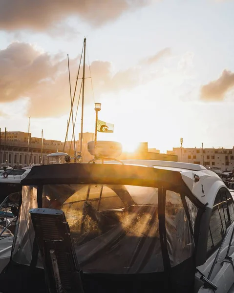 Een Verticale Foto Van Een Prachtige Zonsondergang Boven Gebouwen Boten — Stockfoto