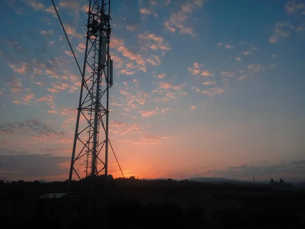 Gün Batımında Çekilen Bir Elektrik Kulesi Görüntüsü — Stok fotoğraf