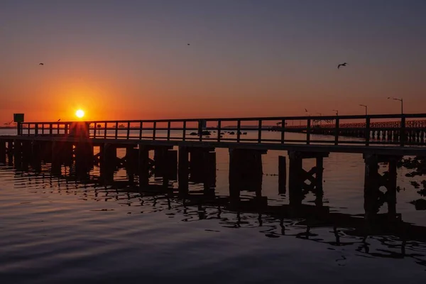 Een Pier Zee Tijdens Een Prachtige Oranje Zonsondergang — Stockfoto