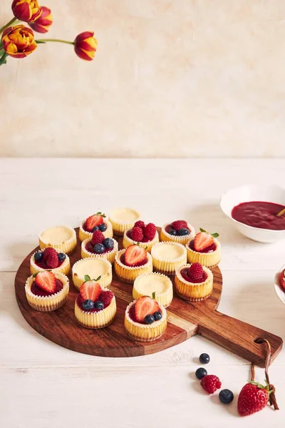 High Angle Shot Cheese Cupcakes Fruit Jelly Fruits Wooden Plate — Stock Photo, Image