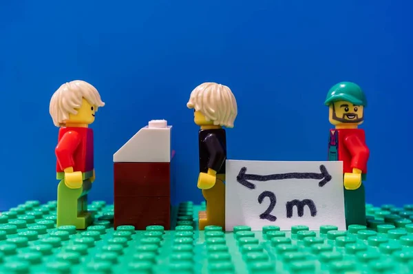 Познан Апреля 2020 Года Две Фигурки Лего Стоящие Рядом Друг — стоковое фото