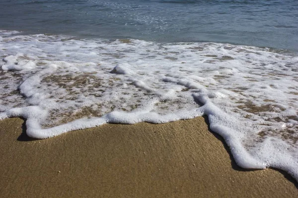 Fale Morza Rozbijają Się Brzegu Zostawiając Białą Pianę Złotym Piasku — Zdjęcie stockowe