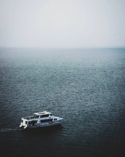 Het Betoverende Uitzicht Boot Kalme Zee Een Mistige Dag — Stockfoto