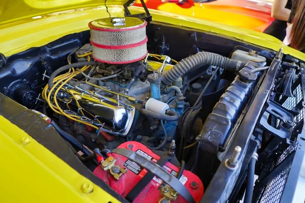 Κοντινό Πλάνο Τροποποιημένου Κινητήρα Κίτρινου Αυτοκινήτου — Φωτογραφία Αρχείου