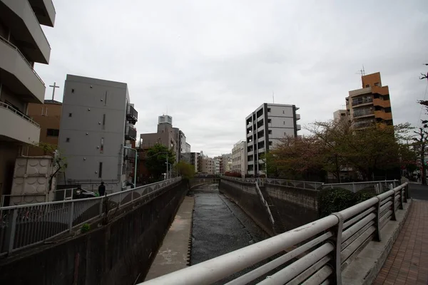 Bâtiments Architecturaux Modernes Dans Une Ville Sous Ciel Gris Nuageux — Photo