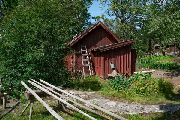 乡村的一个红色生锈的旧仓库 — 图库照片