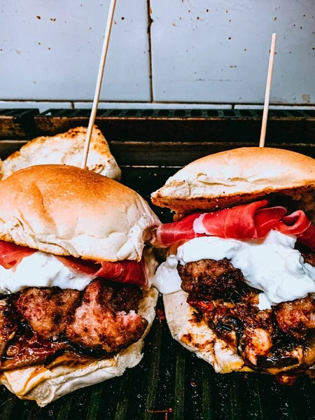 Closeup Vertical Shot Tasty Looking Big Burgers — Stock Photo, Image