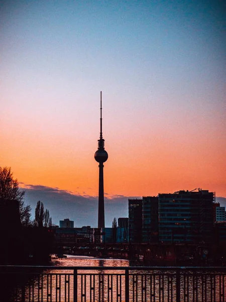 Incrível Tiro Vertical Berliner Fernsehturm Fundo Pôr Sol Laranja — Fotografia de Stock