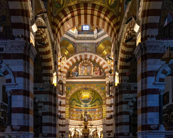 大聖堂の内部の美しいショットノートルダム ガルデ マルセイユフランス — ストック写真