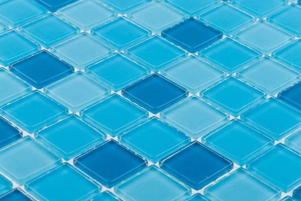 灯光下的蓝色玻璃马赛克瓷砖特写 — 图库照片