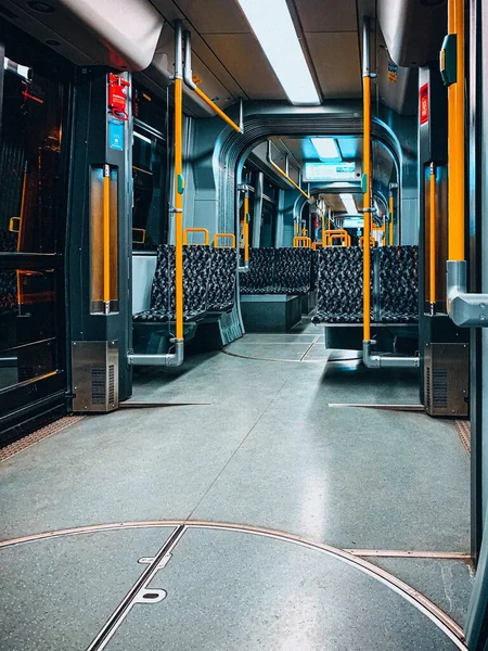 Вертикальный Снимок Внутри Пустого Поезда Желтыми Полосами Черно Белыми Сиденьями — стоковое фото