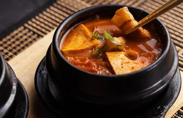 Plan Grand Angle Bol Délicieuse Soupe Viande Légumes Sur Une — Photo