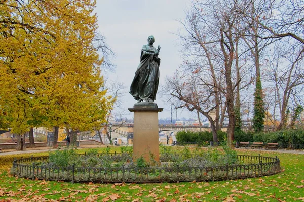 プラハ チェコ共和国 11月23 2019 プラハのBoena Nemcovaへの記念碑 — ストック写真
