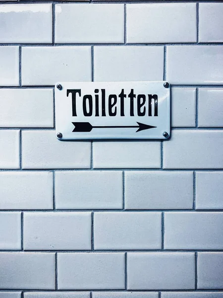 Вертикальный Снимок Туалетного Знака Крупным Планом Немецкой Надписью — стоковое фото