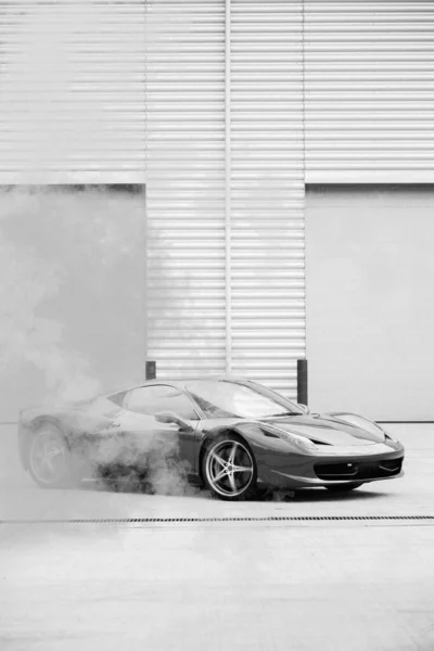 ロンドン イギリス 2017年3月12日 Aferrari 458 Italiaの白黒写真が工業ビルの駐車場で回転し 煙がタイヤから出てくる — ストック写真